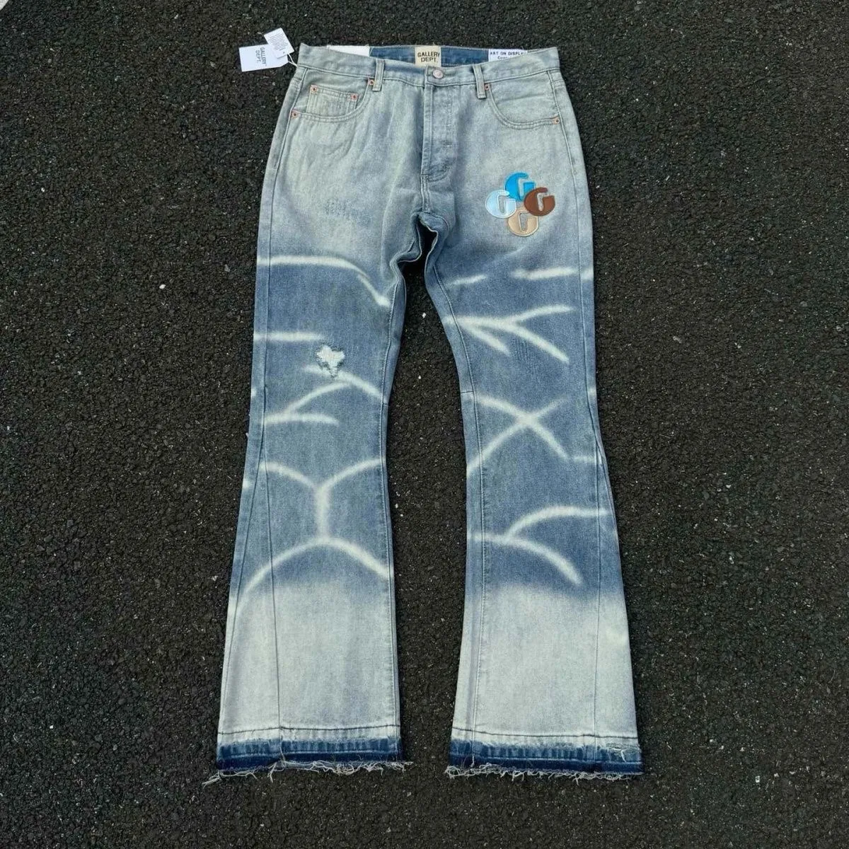 oc-777 💰196 GALLERY DEPT denim spliced ​​with all-over printed leather ripped bell-bottoms, washed distressed jeans with top-grade materials, super-soft high-cotton washed denim fabrics. The washing cost of each piece is up to three times that of conventional processes. The touch is extremely delicate and the texture is very good. The whole body is simple and elegant. The back pocket of the trousers adopts high-end direct-injection technology. It is extremely exquisite. Full score for details. Size: M-XXL